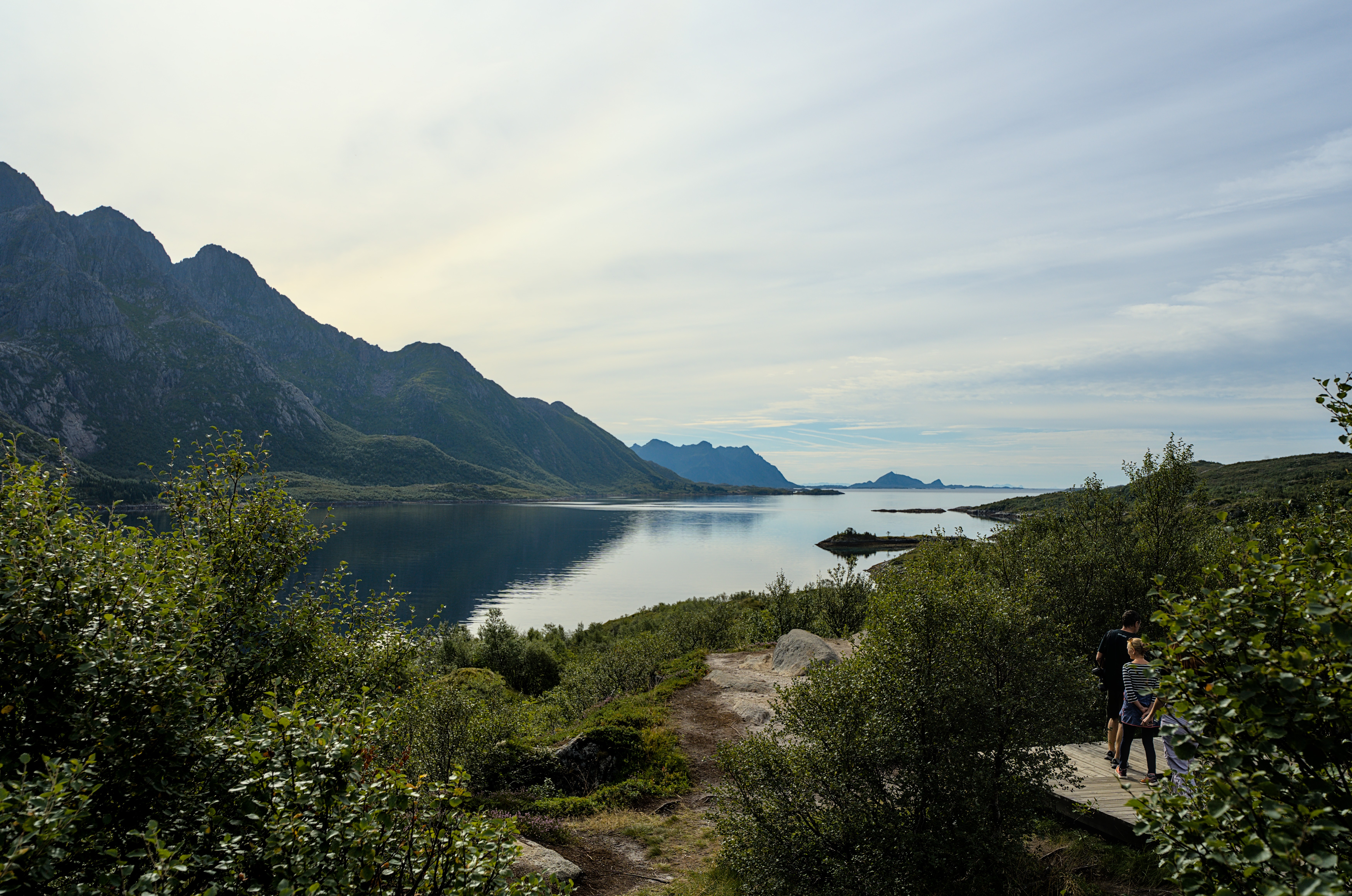 Atemberaubende Landschaft in Laukvik, Norwegen, mit Blick auf ruhige Gewässer und umgebende Berge.