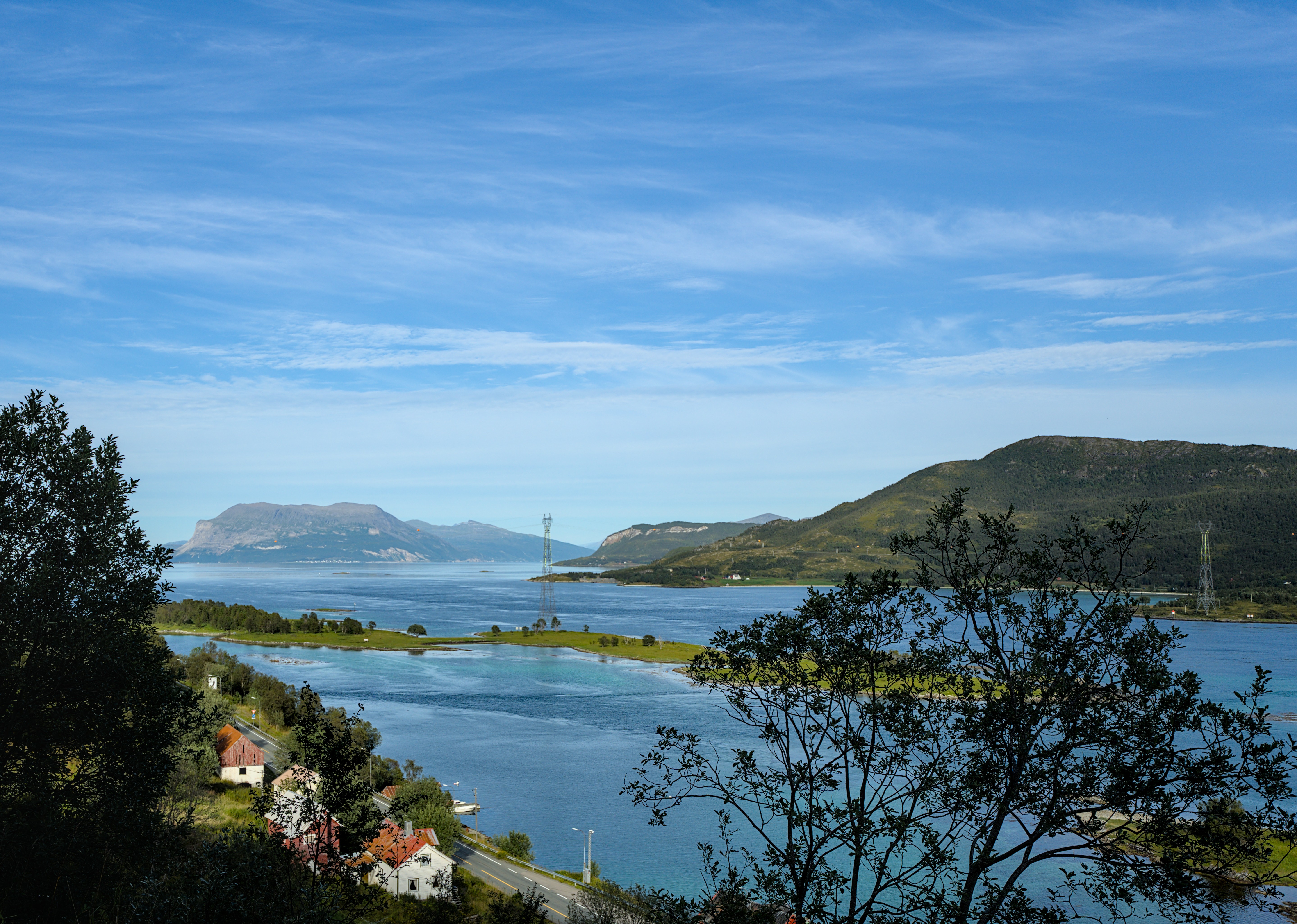 Atemberaubende Aussicht über den Saltstraumen in Norwegen, mit blauem Himmel, Wasser und umliegender Landschaft.