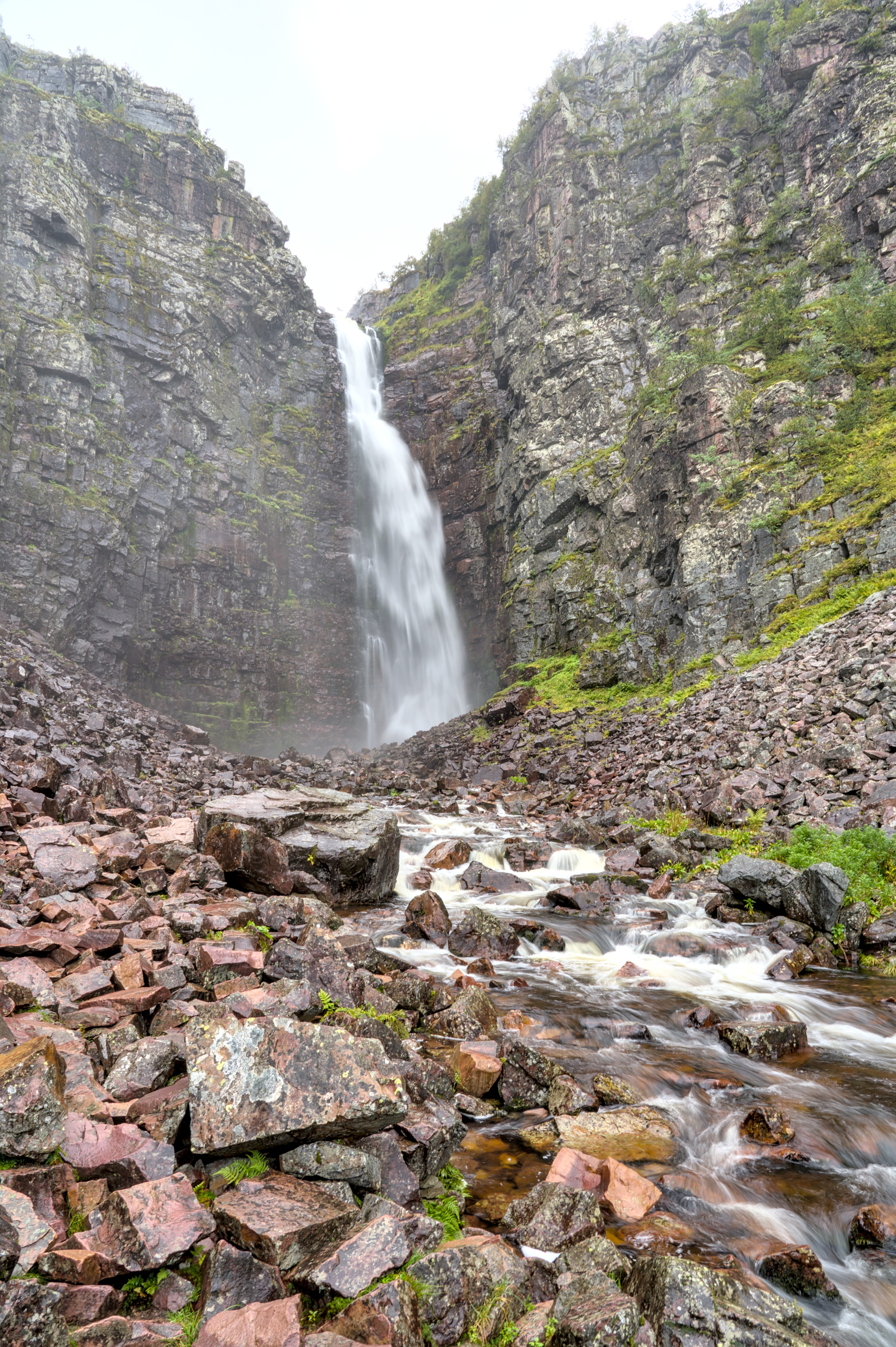 Hoch aufragender Wasserfall Njupeskär in einer felsigen Schlucht in Schweden.